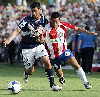 Cendrs, en la imagen luchando con Felipe durante el Girona-Tenerife de la pasada temporada, jugar esta prxima campaa en el Levante