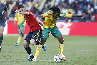 Villa pugna con un jugador sudafricano durante el partido por el tercer puesto de la Copa Confederaciones.