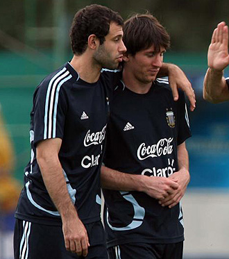 Mascherano y el barcelonista Messi