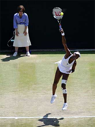 Venus Williams saca en el partido frente a Safina.