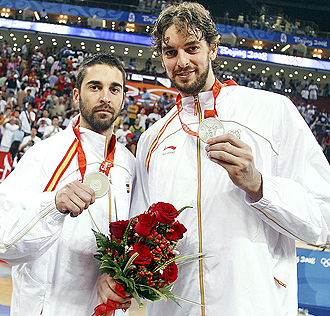 Navarro y Gasol muestran orgullosos la medalla de plata de los JJOO de Pekn