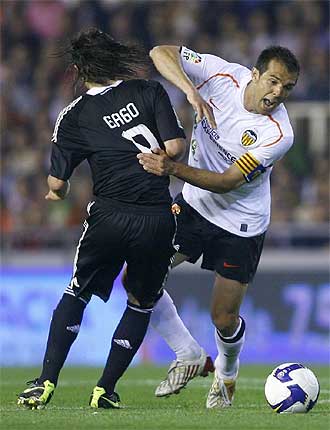 Marchena pugna con Gago durante un Valencia-Real Madrid.