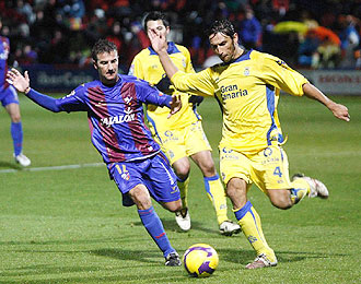 Jos Vegar, en la imagen peleando con Lpez Ramos, en el Huesca-Las Palmas de esta temporada, seguir otro ao en El Alcoraz