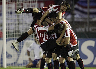 Estudiantes de la Plata celebra un gol.