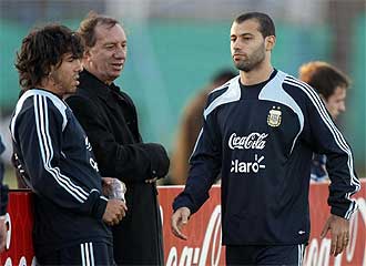 Mascherano pasa junto a Tvez y Bilardo en un entrenamiento de la albiceleste.