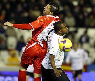 Negredo salta con Miguel en el Valencia-Almera de la pasada temporada.