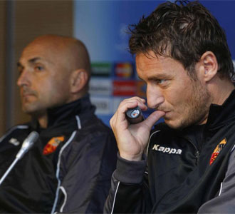 Luciano Spalletti, a la izquierda, y Francesco Totti, a la derecha, en una rueda de prensa