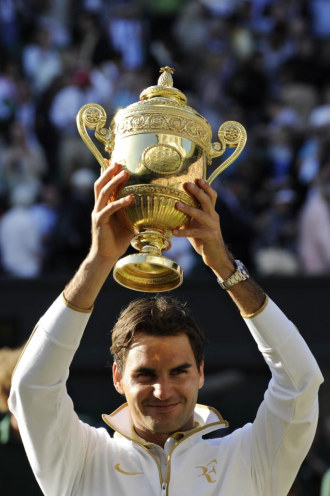Roger Federer levanta el trofeo de Wimbledon.