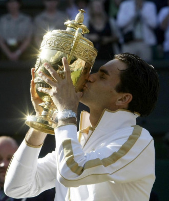 Roger Federer con el trofeo de campe�n en Wimbledon.