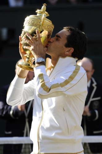 Roger Federer besa el trofeo de Wimbledon.