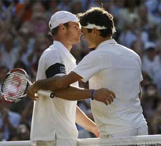 Federer y Roddick se saludan al trmino del encuentro.