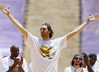 Pau Gasol celebra el anillo de la NBA.