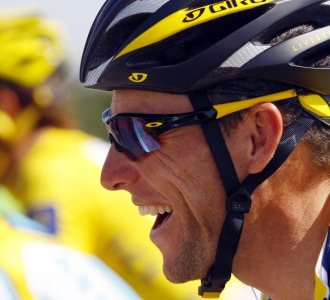 Lance Armstrong sonre durante la etapa.
