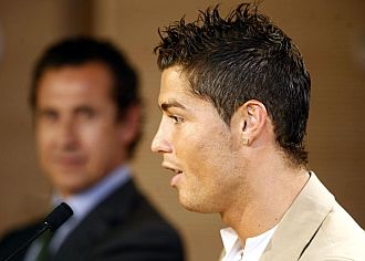 Cristiano Ronaldo, con Valdano al fondo.