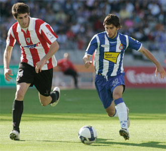 Javi Martinez, del Athletic de Bilbao, disputa un baln con Corominas, del Espanyol, en un partido de la pasada temporada