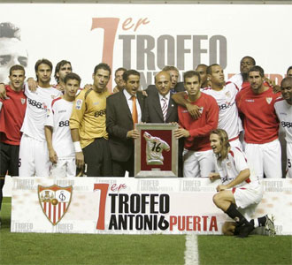 El Sevilla, campen de la I Edicin del Trofeo Antonio Puerta disputado ante el Mlaga en 2008