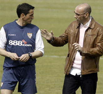 'Monchi', con el entrenador Manolo Kimnez, durante un entrenamiento del Sevilla