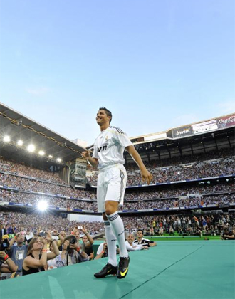 Cristiano Ronaldo disfrut como un nio con zapatos nuevos. Estaba en el Bernabu vestido de blanco
