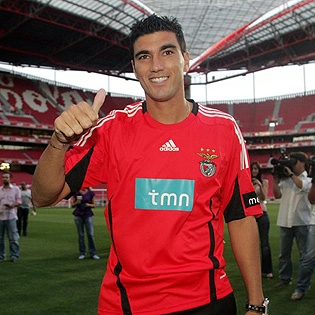 Reyes durante su presentacin con el Benfica la temporada pasada
