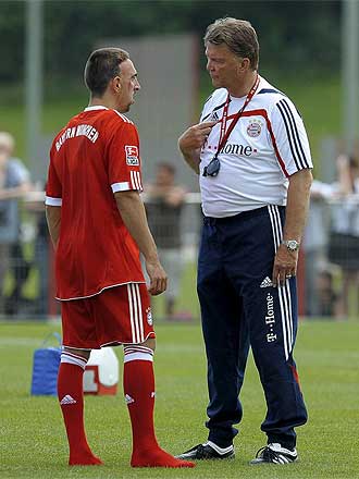 Ribery charla con Van Gaal en un entrenamiento.