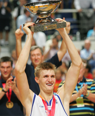 Kirilenko levantando el trofeo de MVP del ltimo Europeo