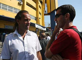 Navarro Montoya con el redactor de MARCA Juan Castro a las afueras de la Bombonera de Boca.