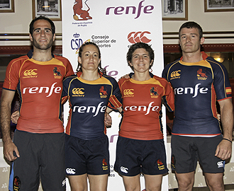Pablo Feijo, Montserrat Poza, Isabel Rodrguez y Oriol Ripol posan con las nuevas equipaciones de la seleccin espaola de rugby