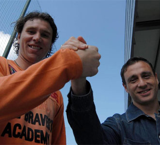 Luciano Martin y Javier Reyes, preparador fisico, se dan la mano
