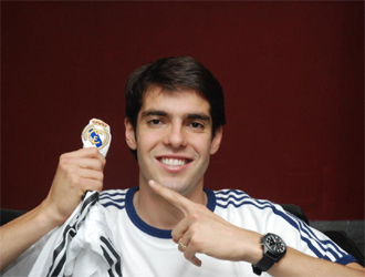 Kaka posa con el escudo del Real Madrid