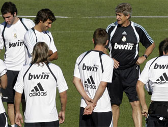 Manuel Pellegrini charla con Ral Gonzlez en el entrenamiento de este domingo del Real Madrid