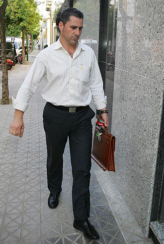 El director deportivo Manuel Momparlet, en la imagen entrando en la casa de Manuel Ruiz de Lopera
