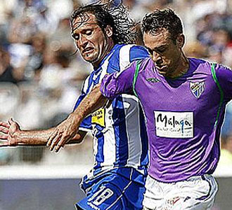 Nacho pelea un baln con el jugador del Espanyol Rufete en un partido de la Liga BBVA de la pasada campaa