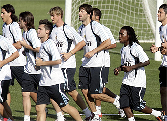 Varios jugadores del Madrid se ejercitan.
