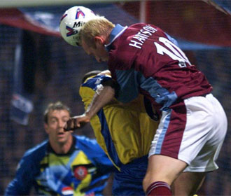 Harston remata de cabeza ante la oposicin de Jones, durante su etapa en el West Ham ingls
