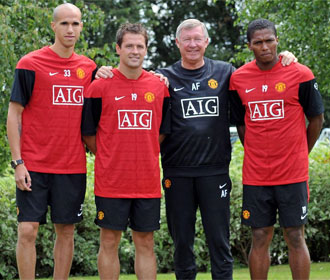 lex Ferguson, con los tres fichajes del Manchester United para esta temporada, Owen, Valencia y Obertan