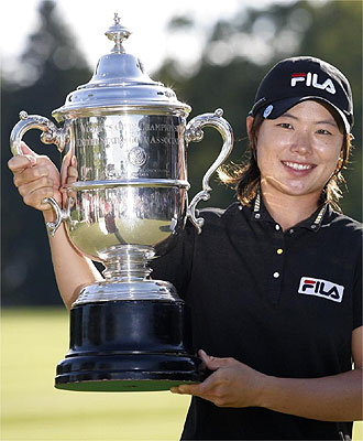 Eun Hee Ji posa con el trofeo