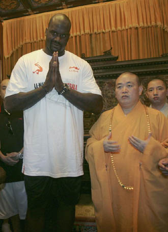 Shaq, junto al monje Shi Yongxin