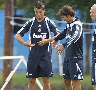 Cristiano Ronaldo bromea con Ral durante el entrenamiento