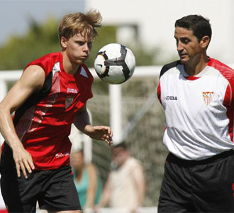 Tom de Mul, controla un balón delante del técnico sevillano Manolo Jiménez, en un entrenamiento de esta pretemporada del Sevilla en Cádiz