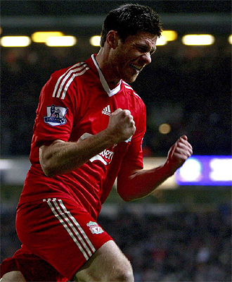 Xabi Alonso, celebra un gol en un partido con el Liverpool