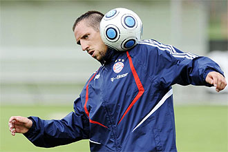 Franck Ribry controla un baln durante un entrenamiento del Bayern de Mnich.