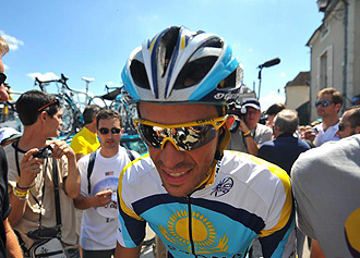 Alberto Contador antes de comenzar la etapa