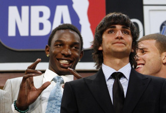 Thabeet, a la izquierda, sonre en la ceremonia del 'draft' tras Ricky Rubio