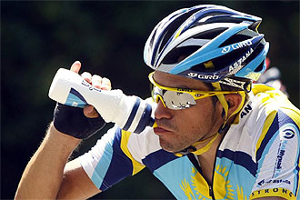 Alberto Contador bebe agua durante una etapa del Tour de Francia.