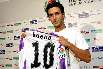 Albeto Bueno posa con la camiseta del Valladolid durante su presentación.