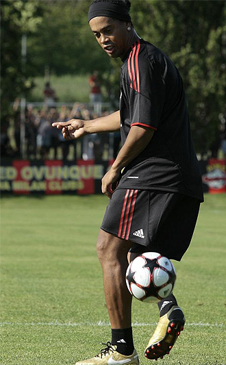 Ronaldinho, en un entrenamiento con el Milan