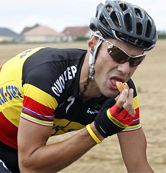 Boonen se alimenta durante una etapa del Tour