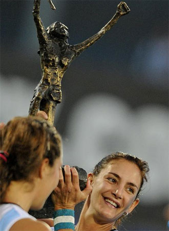 Luciana Aymar levanta el trofeo de campeonas.