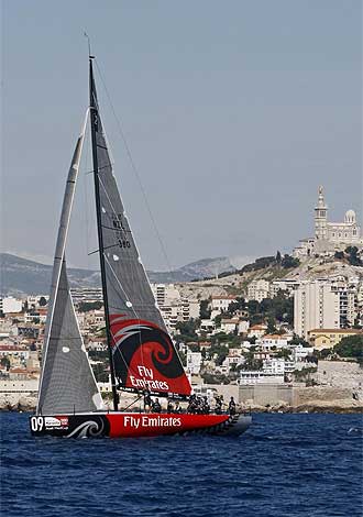 El Team New Zealand navega en las aguas de Marsella.