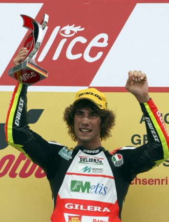 Simoncelli celebra su victoria en Sachsenring.